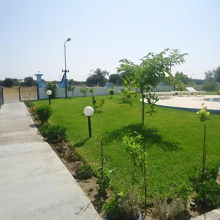 Eleni's Апарт-отель